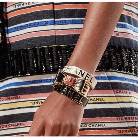 Chanel 22S Logo Enamel Gold Tone Cuff Bracelet S - Picture 2 of 8